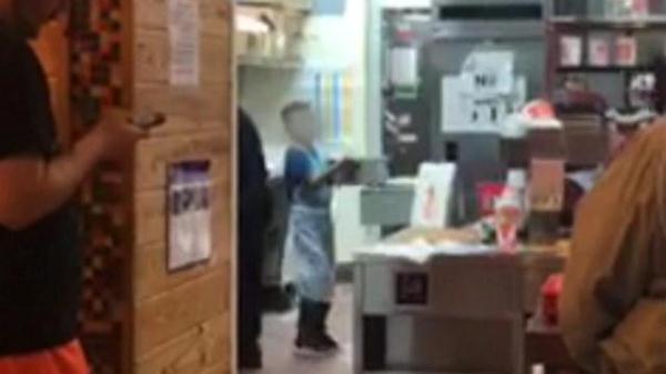 美国一顾客在餐厅吃饭，竟发现厨师是一名9岁男孩