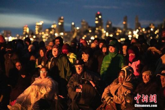 美洲原住民感恩节日出仪式在旧金山“恶魔岛”举行