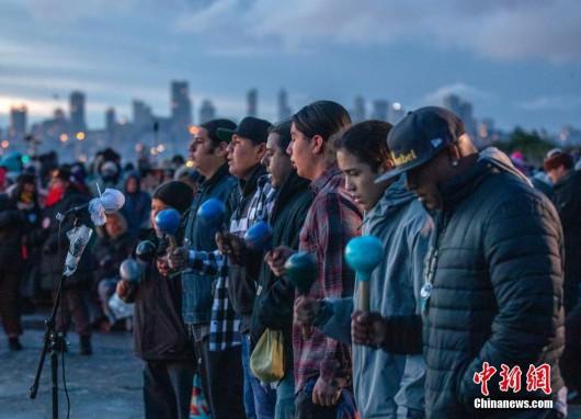 美洲原住民感恩节日出仪式在旧金山“恶魔岛”举行