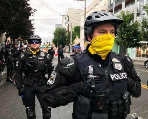 美国警察全副武装闯入西雅图“自治区”清场 逮捕至少31人