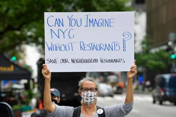不满防疫“限流”规定，纽约餐饮业从业者抬棺材抗议……